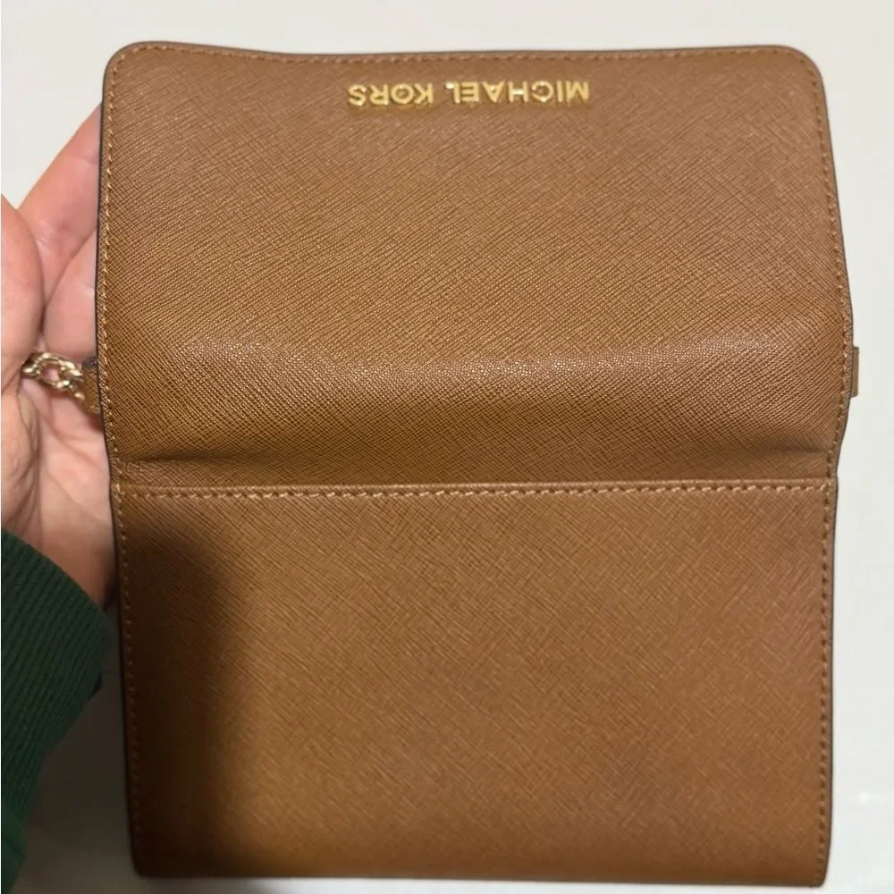 Michael Kors Jet Set Large
Phone Crossbody - Picture 9 of 9